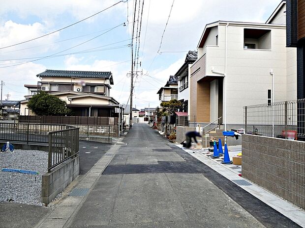 前面道路：西側約4.5ｍ幅、静かな住宅街で、車の出入りもスムーズです。