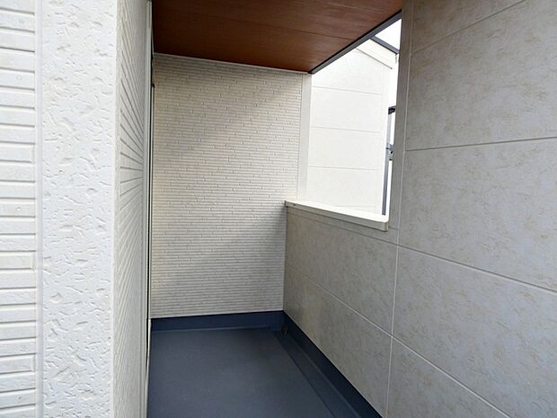 【西側インナーバルコニー】 屋根のあるインナータイプのバルコニーが、西側と東側の2カ所あります。急な雨でも洗濯物が濡れにくくて安心ですね。  