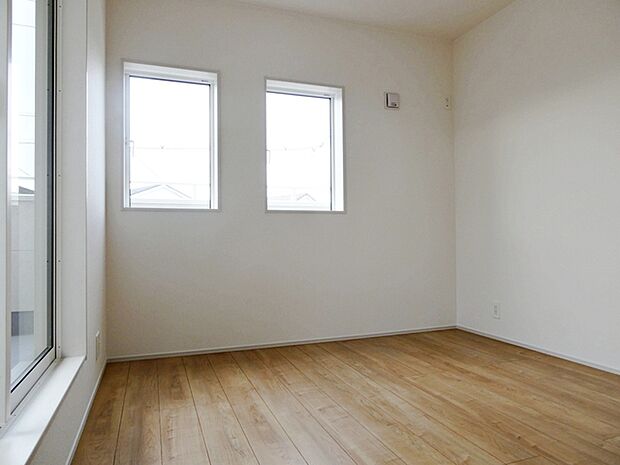 【洋室4.5帖】 2面採光で、晴れの日の日中はいつも明るい室内に。窓を開放すれば気持ちの良い風が入ります。