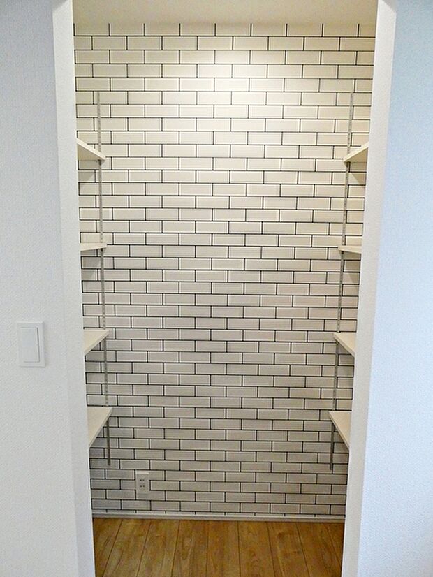 【パントリー】 食料品や飲料類など災害用の食料品等をストックする事ができるパントリー 