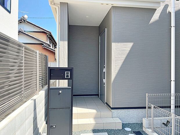 【玄関】 雨の日の出入りも濡れにくい玄関ポーチ