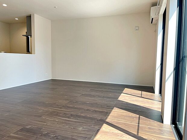 【リビング17.5帖】 LDKはゆとりの17.5帖、家族がのびのびと過ごせる場所です!大きな窓のあるリビングは、陽光あふれる明るい空間です。居心地良く、憩いの空間となりそうですね。