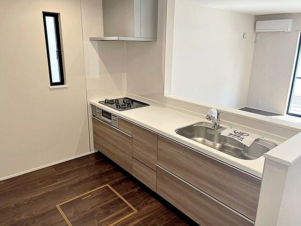 【キッチン】 小さなお子様にも目が届く、使い勝手の良い対面キッチンで楽しくお料理ができます!