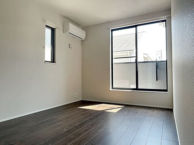 【洋室6帖】 南向きならではの恵まれた採光・通風。明るいお部屋は開放感がありますね。