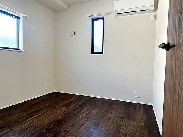 【洋室4.5帖】 2面採光で、晴れの日の日中はいつも明るい室内に。窓を開放すれば気持ちの良い風が入ります。