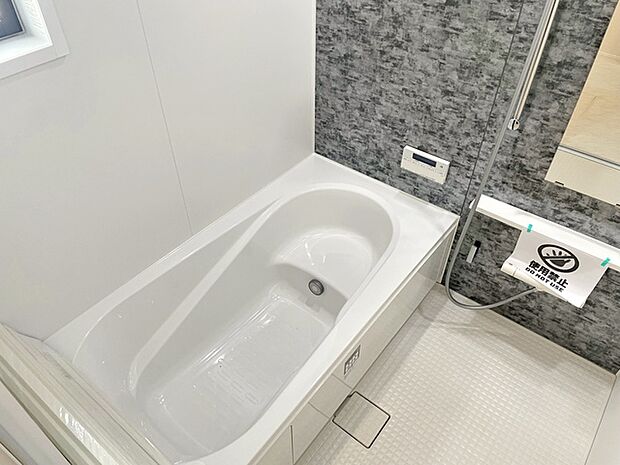 【浴室】 ゆったり入れる浴槽、一日の疲れを癒してくれるくつろぎのバスタイムを…