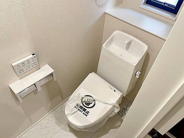 【トイレ】 各フロア1カ所ずつシャワー機能付トイレを設置しており、忙しい朝の混雑も解消!