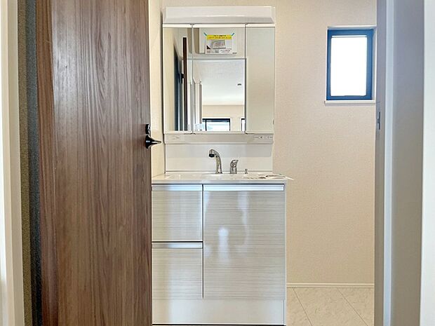 【洗面台】 洗面台の三面鏡の裏には収納があるので、見られたくないものの収納に便利 