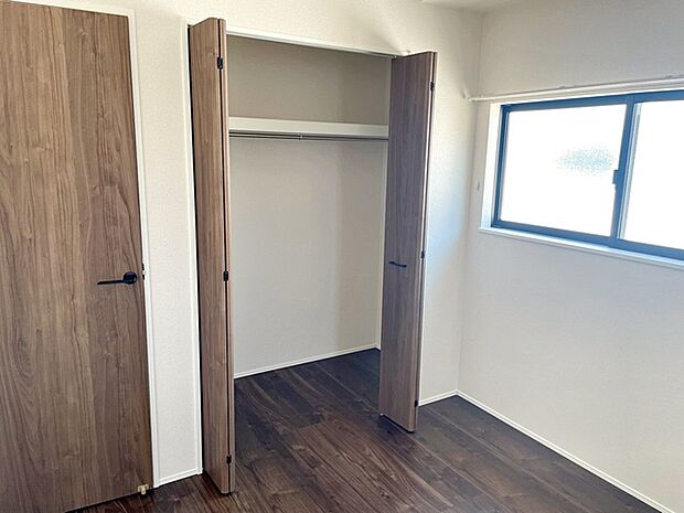 【クローゼット】 パイプハンガー付きのクローゼットは服を畳まず収納でき大切な衣類をシワや日焼けから守ります