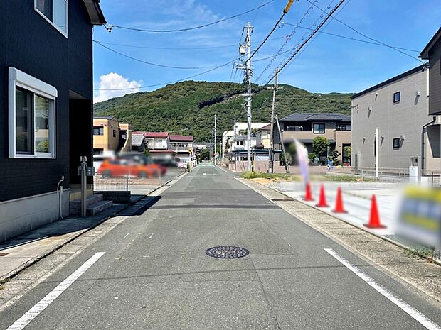 前面道路:西側約6m幅。車通りが少なく、駐車が苦手な方でも安心の道路幅です
