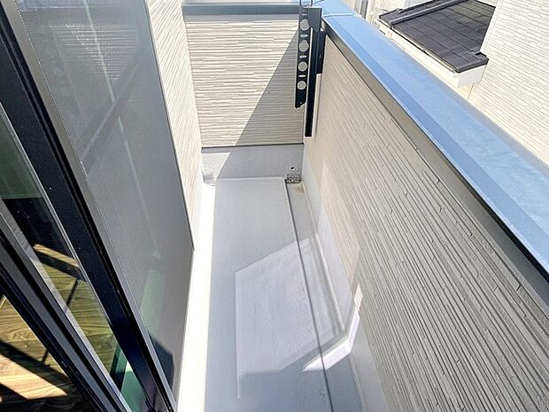 【バルコニー】 洗濯物が多い日も、シーツや掛け布団を天日干ししたいときにも嬉しい、広々バルコニーです！