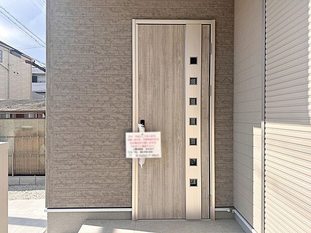 【玄関】 雨の日の出入りも濡れにくい玄関ポーチ