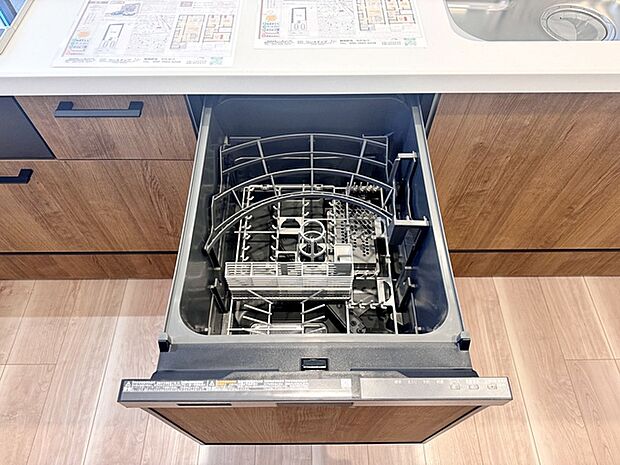 食器洗浄乾燥機は時間のかかる食器洗いを楽にしてくれる上に水道代も安くなるスグレモノ 