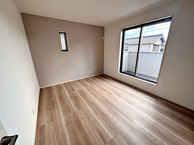 【洋室7帖】 落ち着いた色味のアクセントクロスを壁の一部に使うと、とても落ち着いた空間になります。ウォークインクローゼットも付いてます！ 