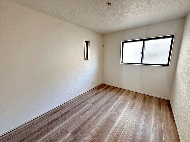 【洋室6帖】 2面採光で、晴れの日の日中はいつも明るい室内に。窓を開放すれば気持ちの良い風が入ります。 