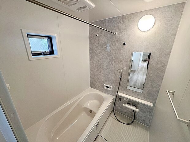 【浴室】 浴室は1坪タイプで親子一緒に入浴しても広くご利用できます!ステップ付きの浴槽は節水効果も。