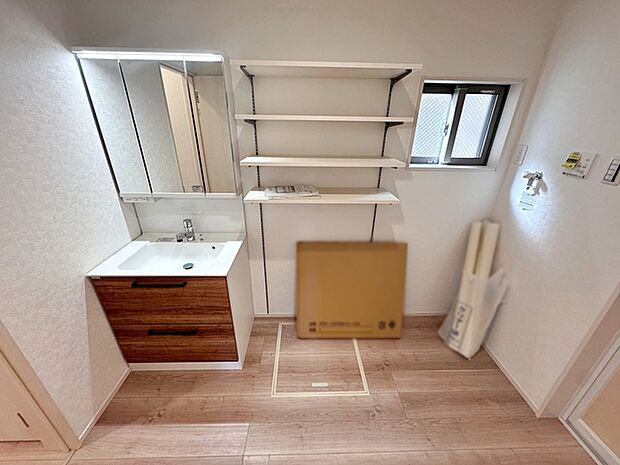 【洗面台】 洗面台の三面鏡の裏には収納があるので、見られたくないものの収納に便利