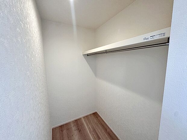 【ウォークインクローゼット】 WICは洋服、帽子、バッグなど全て収納可能!お部屋がスッキリ整理整頓できます!
