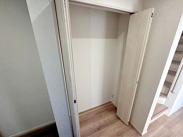 【1階ホール収納】 ホールには収納スペースを設けております!防災グッズや掃除用品の収納など、様々な面にご活用していただけます!