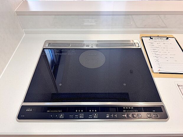 火を使わず安全性の高いIHクッキングヒーター。お手入れも楽々。お子様や高齢者の居るご家庭に嬉しい設備