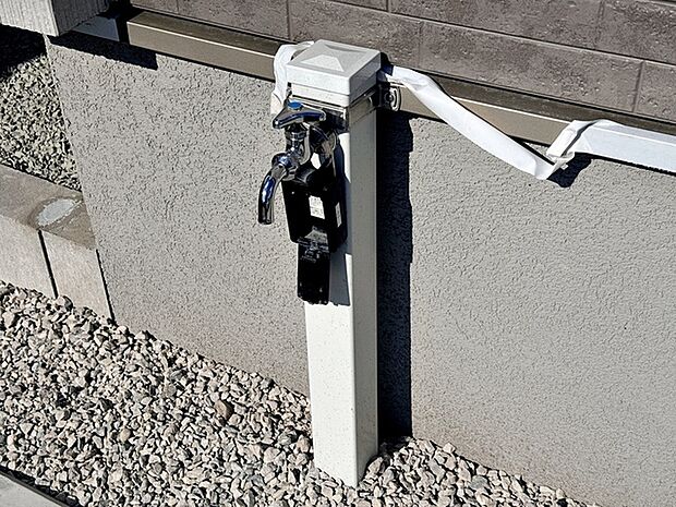 玄関横には立水栓が設置されています!お庭の水撒き、洗車、お掃除、お子様の水遊びなど便利です!