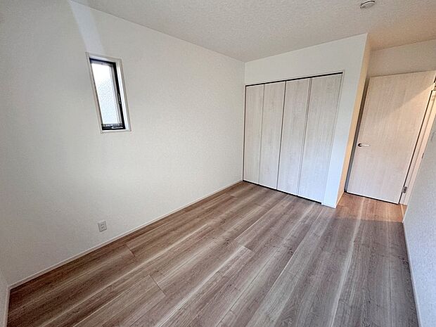 【洋室6.5帖】 全居室にしっかりとした大きさのクローゼットを完備し、収納スペースも十分です。