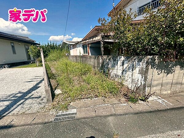 周辺には小学校や幼稚園、スーパーやコンビニ、病院、公園などが揃い、子育て世帯にも暮らしやすい住環境が整っています。