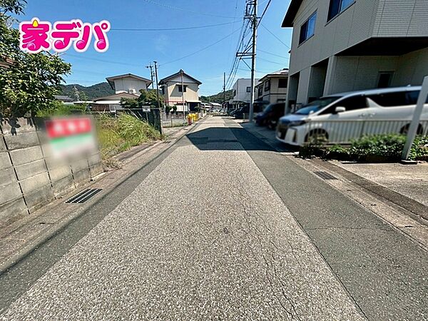 前面道路が5.2ｍと広いので運転が苦手な方にも安心です