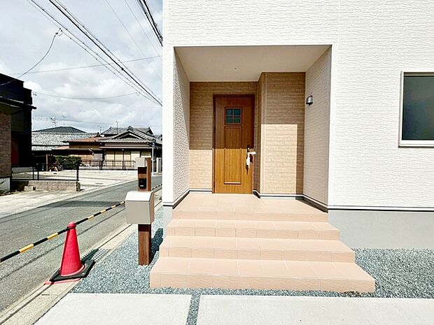 【玄関】 お洒落な玄関ポーチがご家族のお帰りを明るくお迎えしてくれます。