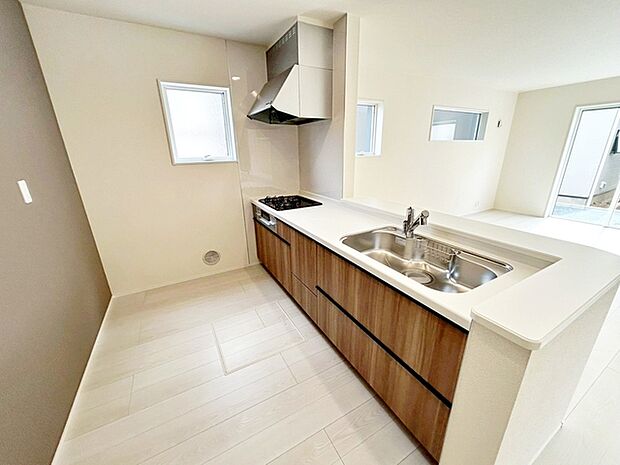 【キッチン】 お料理の用意や後片付けもスマートな対面キッチン。お料理中もリビングのご家族と会話が弾みます