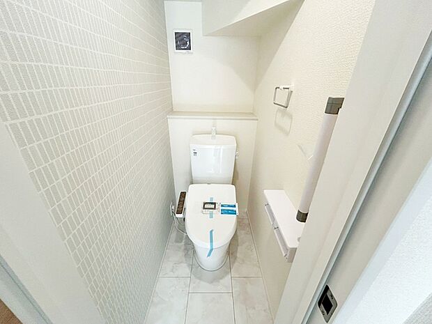 【トイレ】 各フロア1カ所ずつシャワー機能付トイレを設置しており、忙しい朝の混雑も解消!