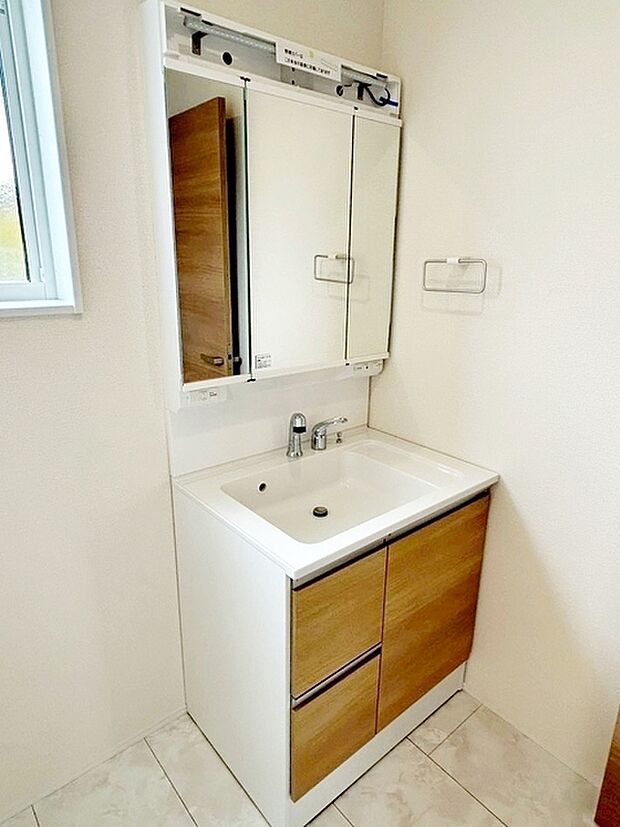 【洗面台】 洗髪・洗面・化粧などができる機能と収納スペースを一体化した洗面台です。