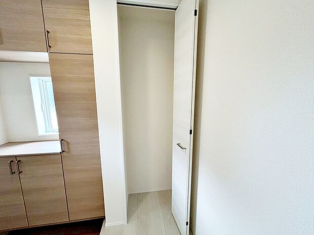 【1階廊下収納】 玄関を上がってすぐ収納があるのでお出掛け用品などの収納にも大活躍!