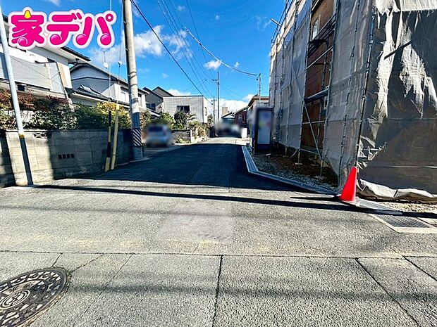 前面道路が5ｍと広いので運転が苦手な方にも安心です 