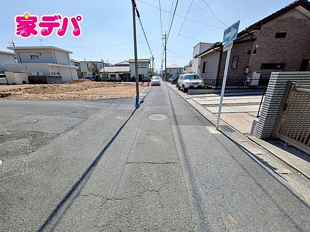 静かな住宅街で、車の出入りもスムーズです。 