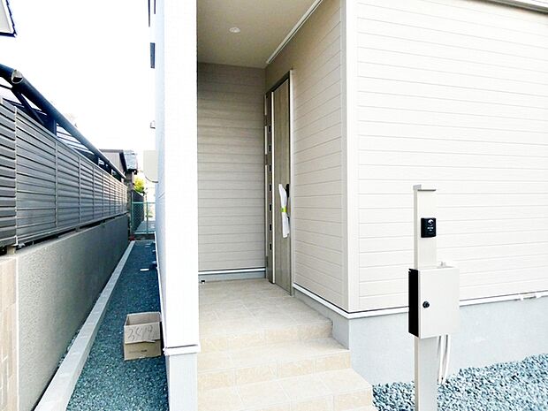 庇が広く、雨にも濡れにくい玄関ポーチ 