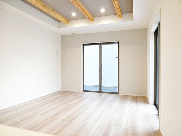 【リビング21帖】 LDKはゆとりの21帖、家族がのびのびと過ごせる場所です！大きな窓のあるリビングは、陽光あふれる明るい空間です。居心地良く、憩いの空間となりそうですね。   