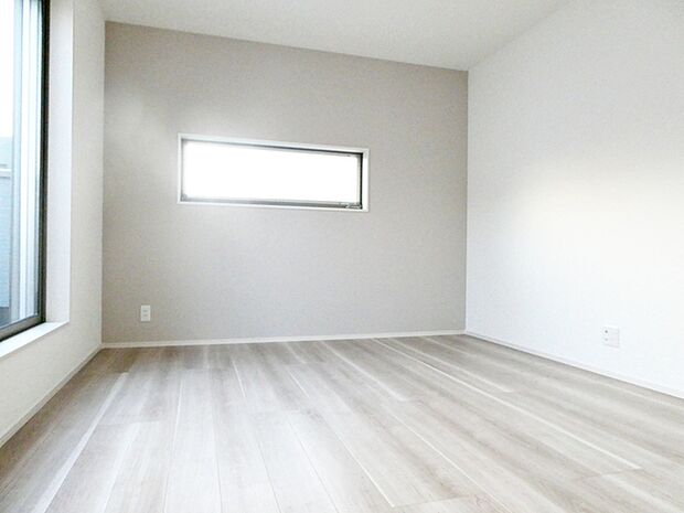 【洋室7帖】 一面に淡い色のアクセントクロスを採用しました。 