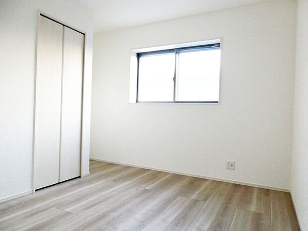 【洋室6.5帖】 クローゼットを完備し、収納スペースも十分です。 