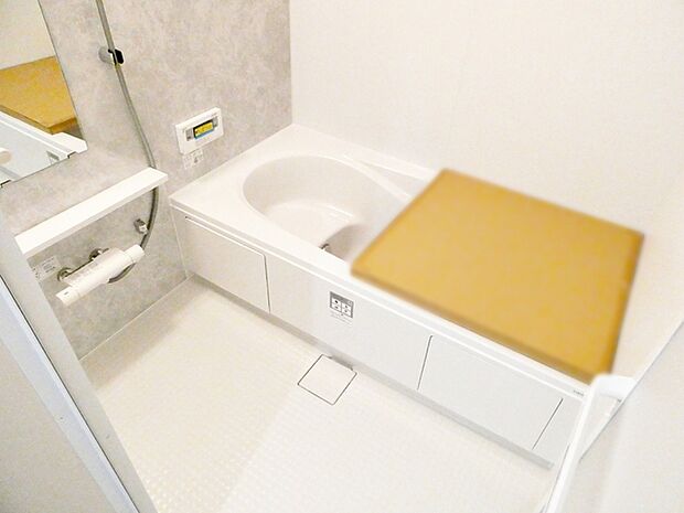 【浴室】 防水性や保温性に優れたシステムバスルーム！洗い場と脱衣所の段差が少なくバリアフリー