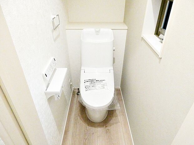 【トイレ】 窓があり温水洗浄機能の付いた快適なトイレを1階と2階に設置。使用が重なる朝も2ヶ所あれば安心ですね!