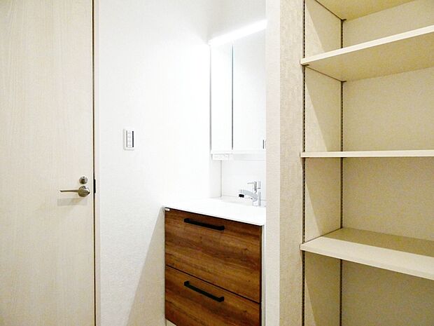 【洗面所】 洗面台横には作り付けの収納棚がありタオル等たっぷり収納できます 