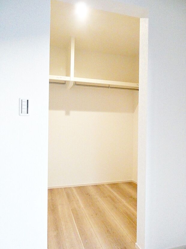 【WIC】 ウォークインクローゼットはタンスを置くこともでき、地震など災害時の被害を少なくするなどのメリットも 