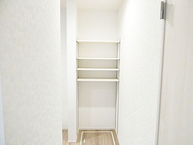 キッチンスペースには備え付けの可動棚を設置!高さの調節が利くので自由自在に収納アレンジが可能!