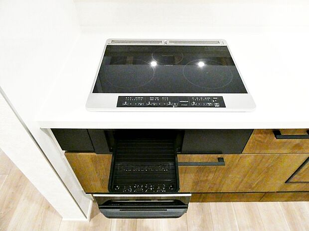 火を使わず安全性の高いIHクッキングヒーター。お手入れも楽々。お子様や高齢者の居るご家庭に嬉しい設備