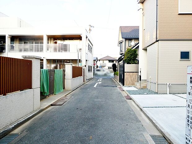 前面道路：西側約4ｍ幅、車通り少ないのでお子様も安心して暮らせる環境です 
