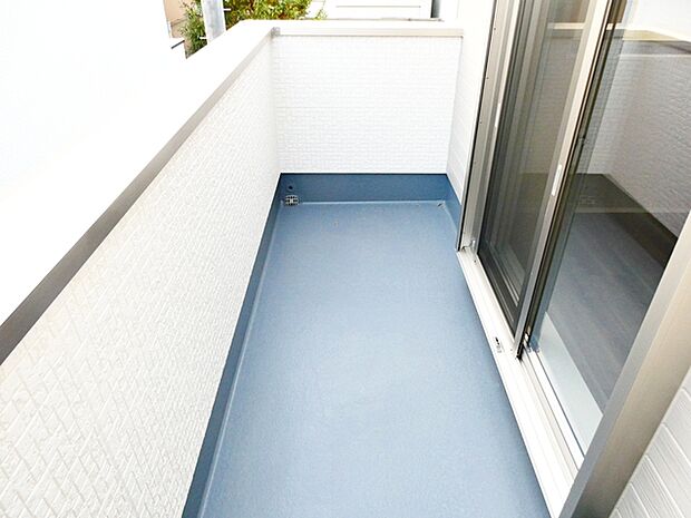 【バルコニー】 太陽の光を直接浴びることができるので晴れの日は乾きも早く快適にお使いいただけます。