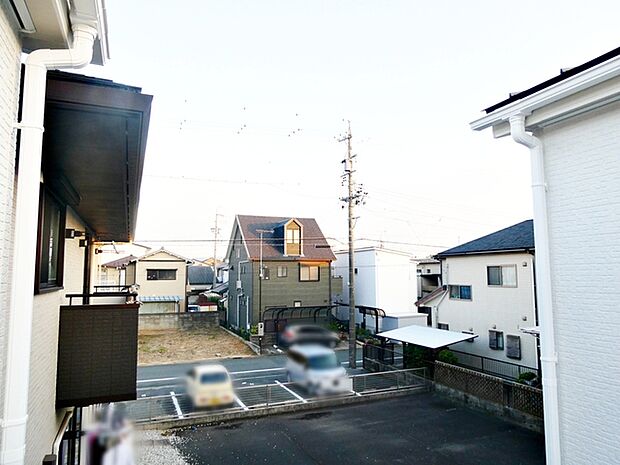 空が見えることで、朝焼けや夕焼け、月、星、雲の動きといった自然の表情や季節の変化を日常的に感じることができます。