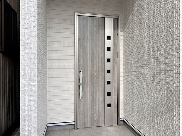 【玄関】 玄関が深い位置にあるので雨に濡れることなく身支度ができます