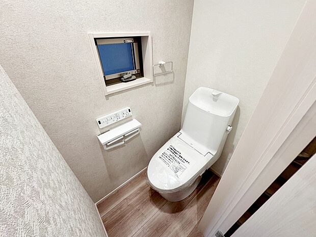 【1階トイレ】 1、2階共にシャワー機能付!小窓が付いている為換気もスッキリして頂けます。